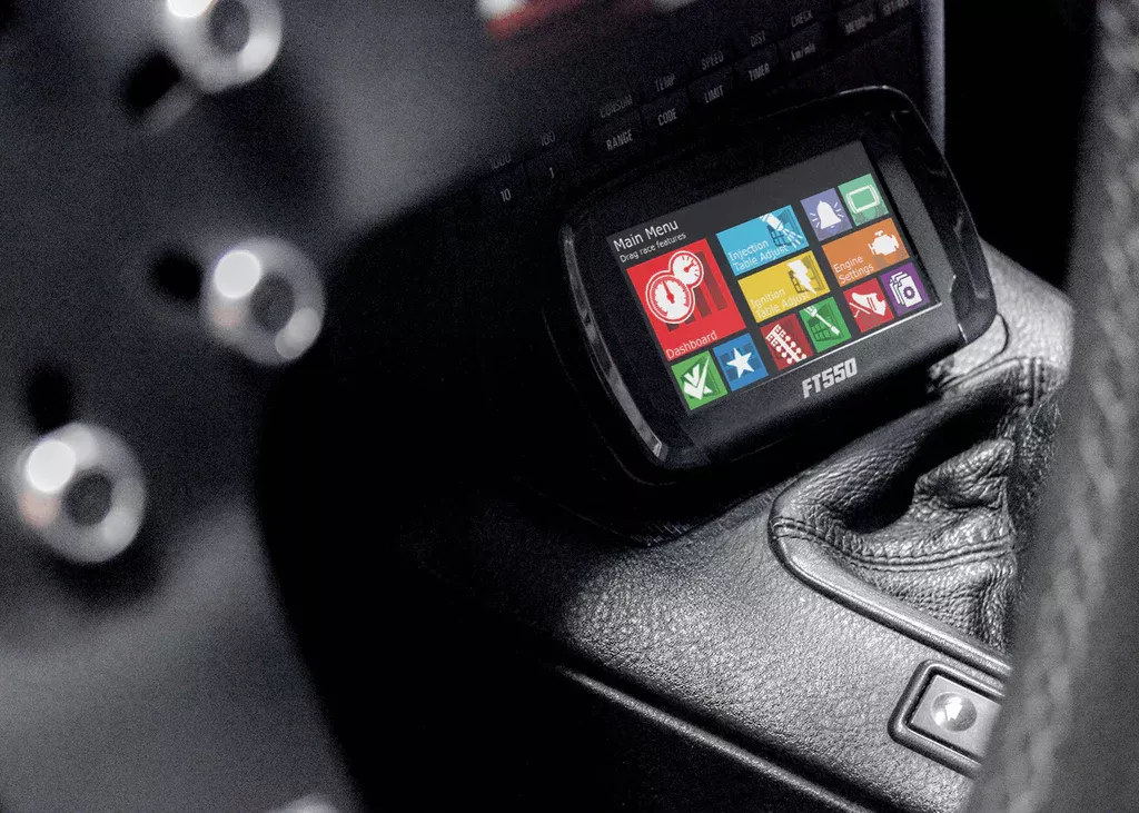 FuelTech FT550 mit 3 m Kabelstrang – frei programmierbares Motorsteuergerät mit integriertem Display