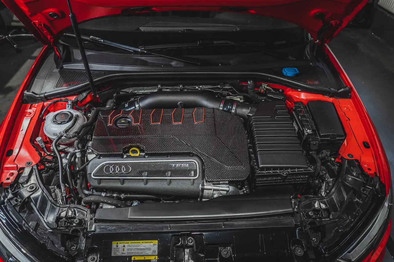 Designkit Aufkleber Rot Carbon Motorabdeckung Audi RS3 8V/8Y, TTRS 8S 2.5 TFSI 400PS