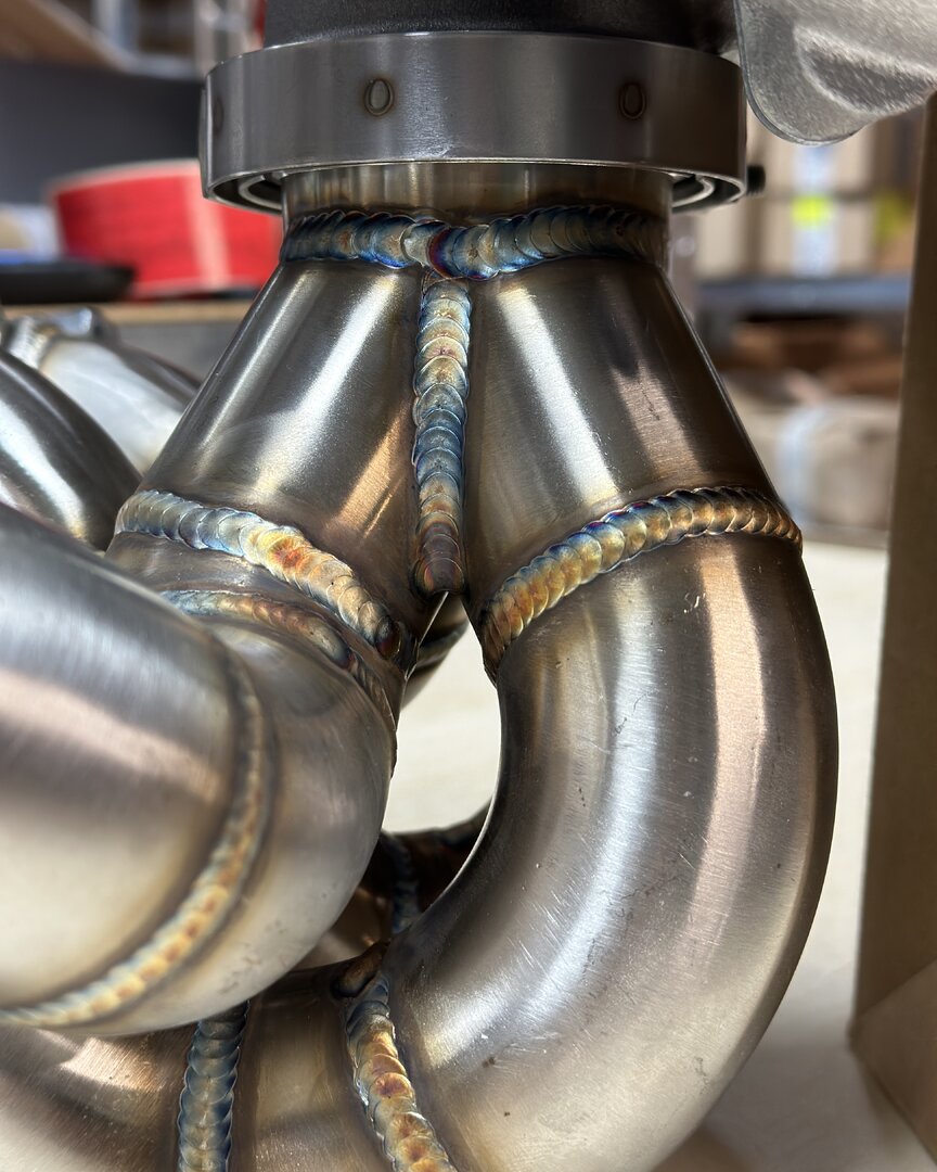 Turbo Kit für 1.8T quer: Pulsar G25-550 + V-Band Stoßaufladungskrümmer