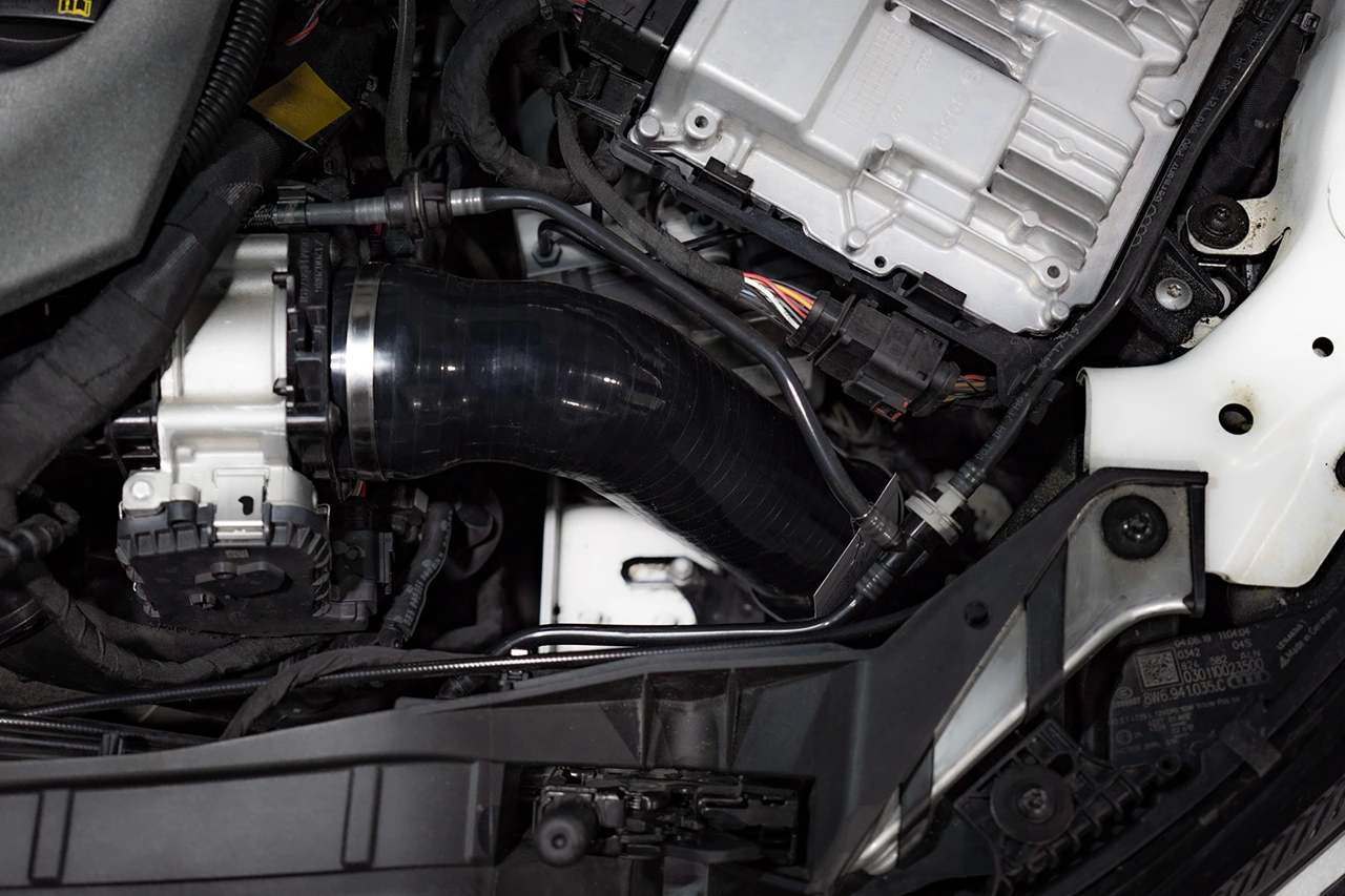 Druckschlauch LLK > Drosselklappe Audi RS4/RS5 B9 quattro 450PS