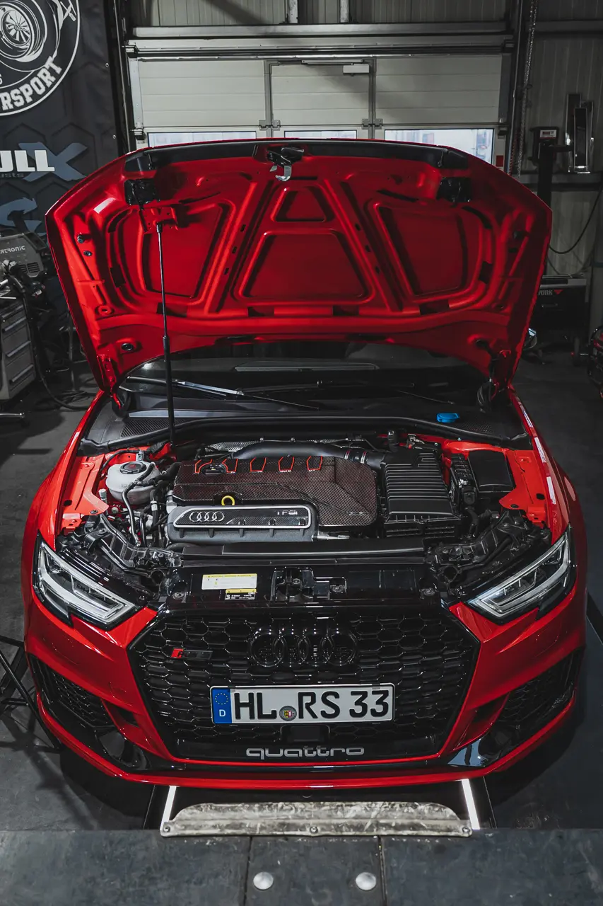 Designkit Aufkleber Rot Carbon Motorabdeckung Audi RS3 8V/8Y, TTRS 8S 2.5 TFSI 400PS