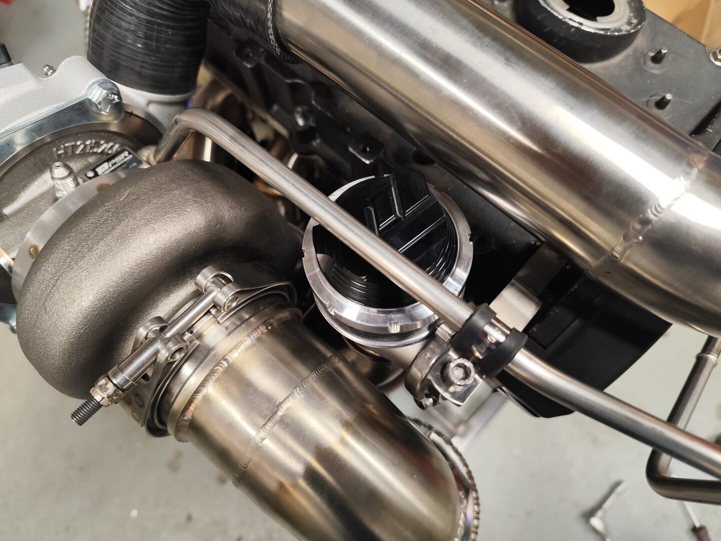 Turbo Kit für 1.8T quer: Pulsar G25-550 + V-Band Stoßaufladungskrümmer