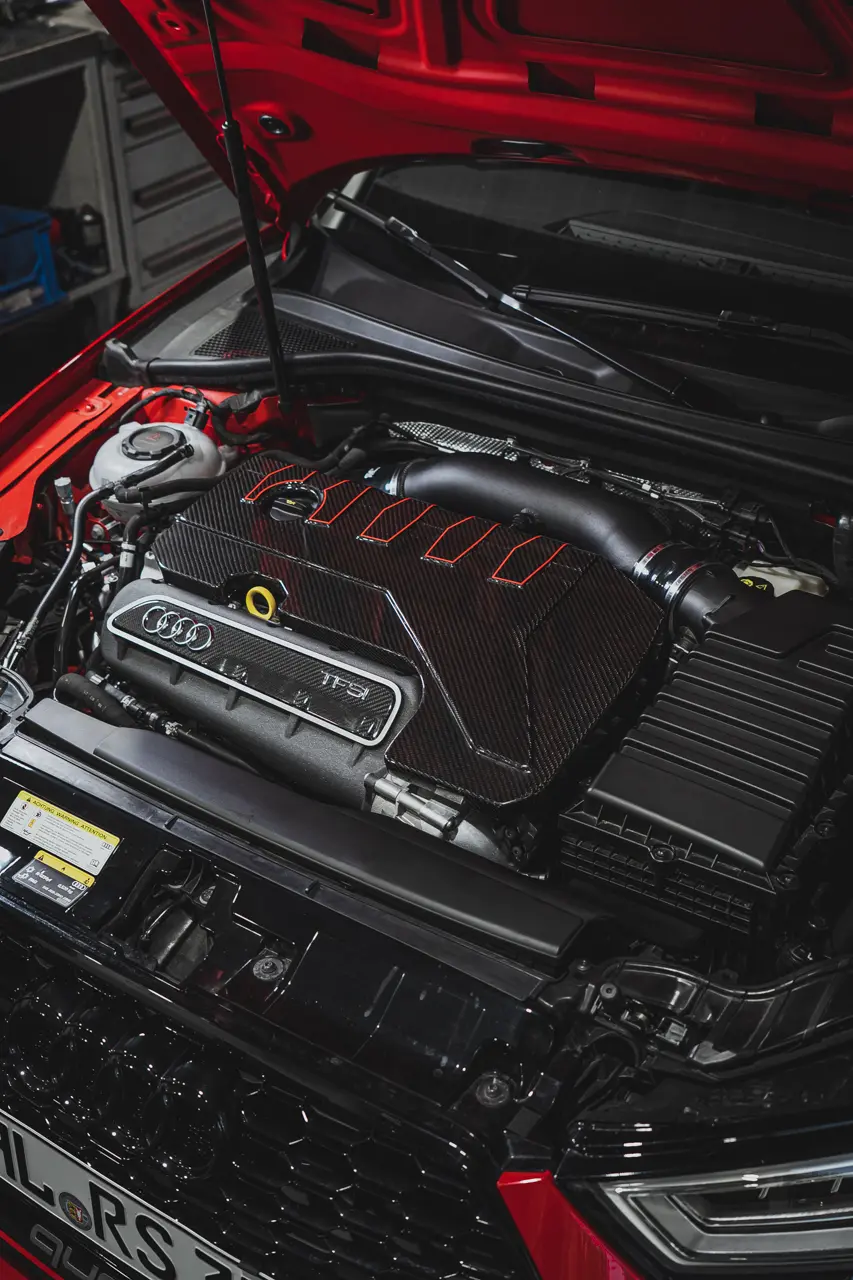 Designkit Aufkleber Rot Carbon Motorabdeckung Audi RS3 8V/8Y, TTRS 8S 2.5 TFSI 400PS